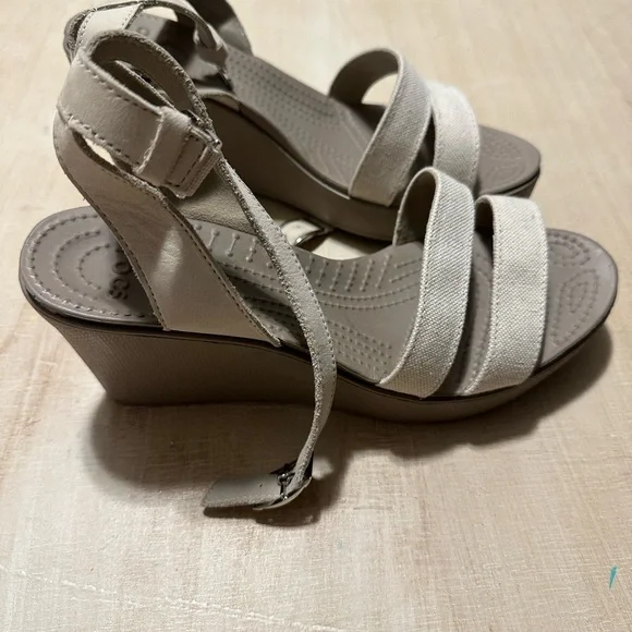CROCS Leigh II Strappy Wedge Sandals in Mushroom/Oatmeal size 8 - Picture 9 of 12